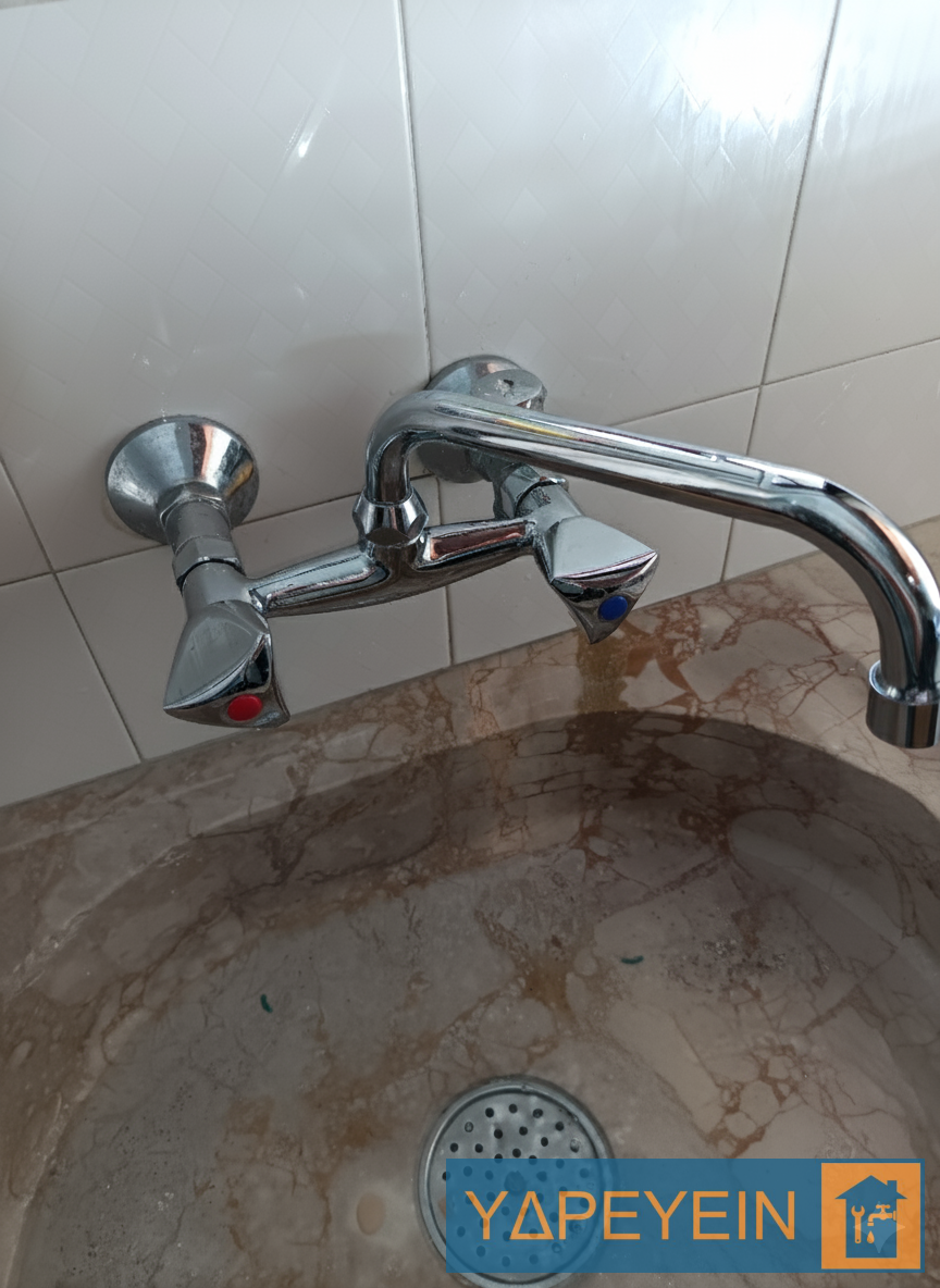 Νέα μπαταρία νεροχύτη εγκατεστημένη σε μαρμάρινο πάγκο στην Αθήνα